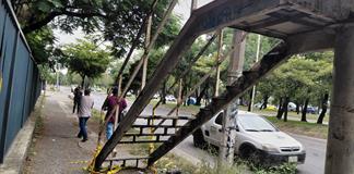 Lentitud de obras y robo de barandales dejan en riesgo a peatones del puente frente al Parque Deán