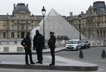Ladrones roban joyas de valor inestimable en el museo del Louvre