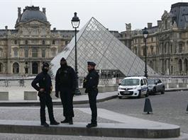 Ladrones roban joyas de valor inestimable en el museo del Louvre