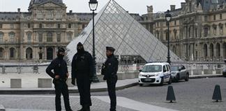 Ladrones roban joyas de valor inestimable en el museo del Louvre