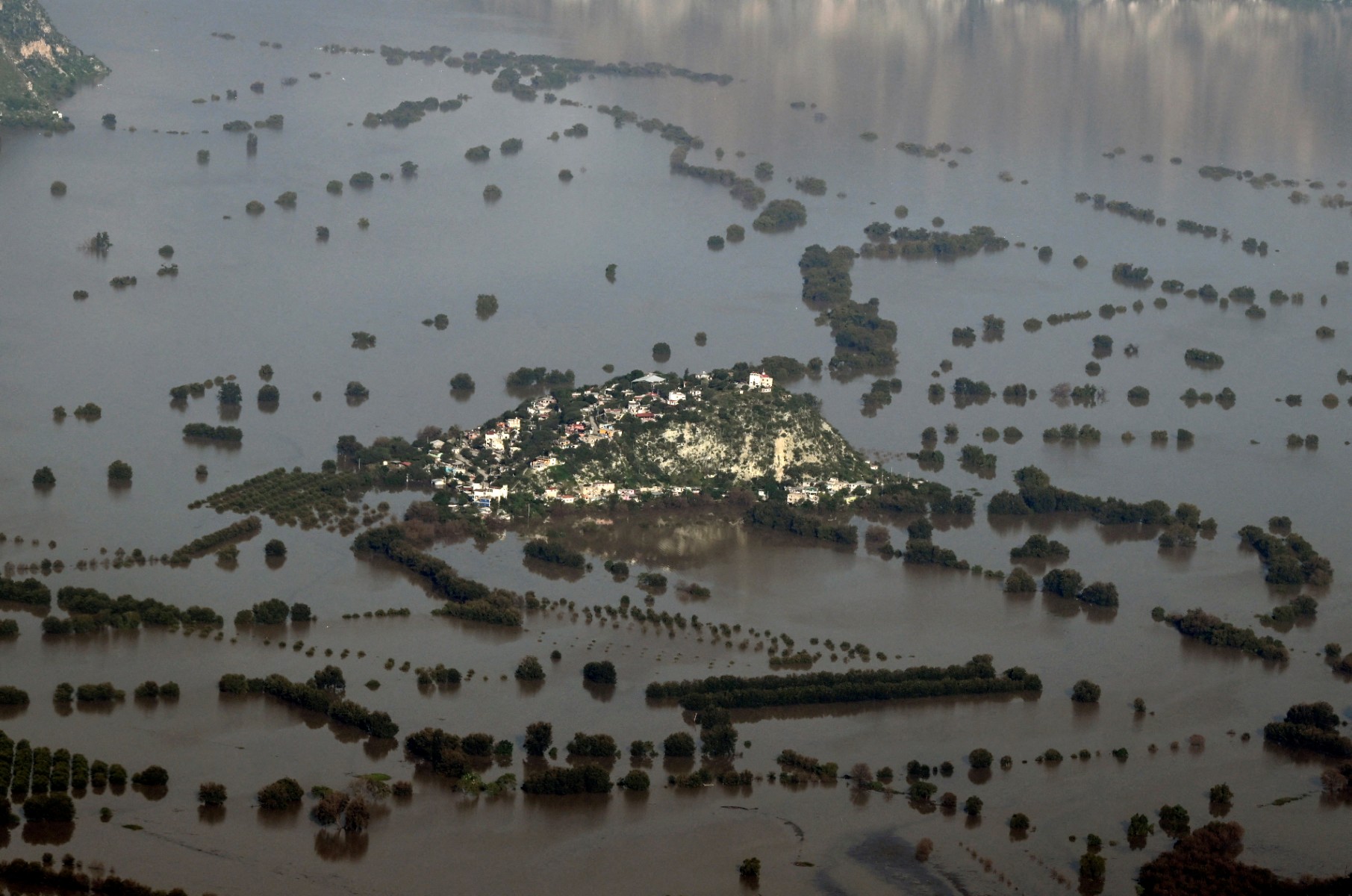 Sube a 76 la cifra de muertos por inundaciones y deslaves en México