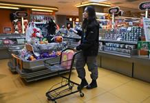 El crecimiento de China se desacelera por caída en el consumo interno y tensiones comerciales