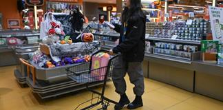 El crecimiento de China se desacelera por caída en el consumo interno y tensiones comerciales