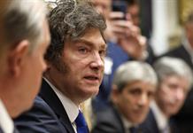 Argentina oficializa millonario financiamiento de EEUU a días de cruciales elecciones