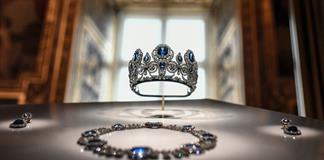 El valor de las joyas robadas en el Louvre fue estimado en más de cien millones de dólares. El valor de las joyas robadas en el Louvre fue estimado en más de cien millones de dólares.