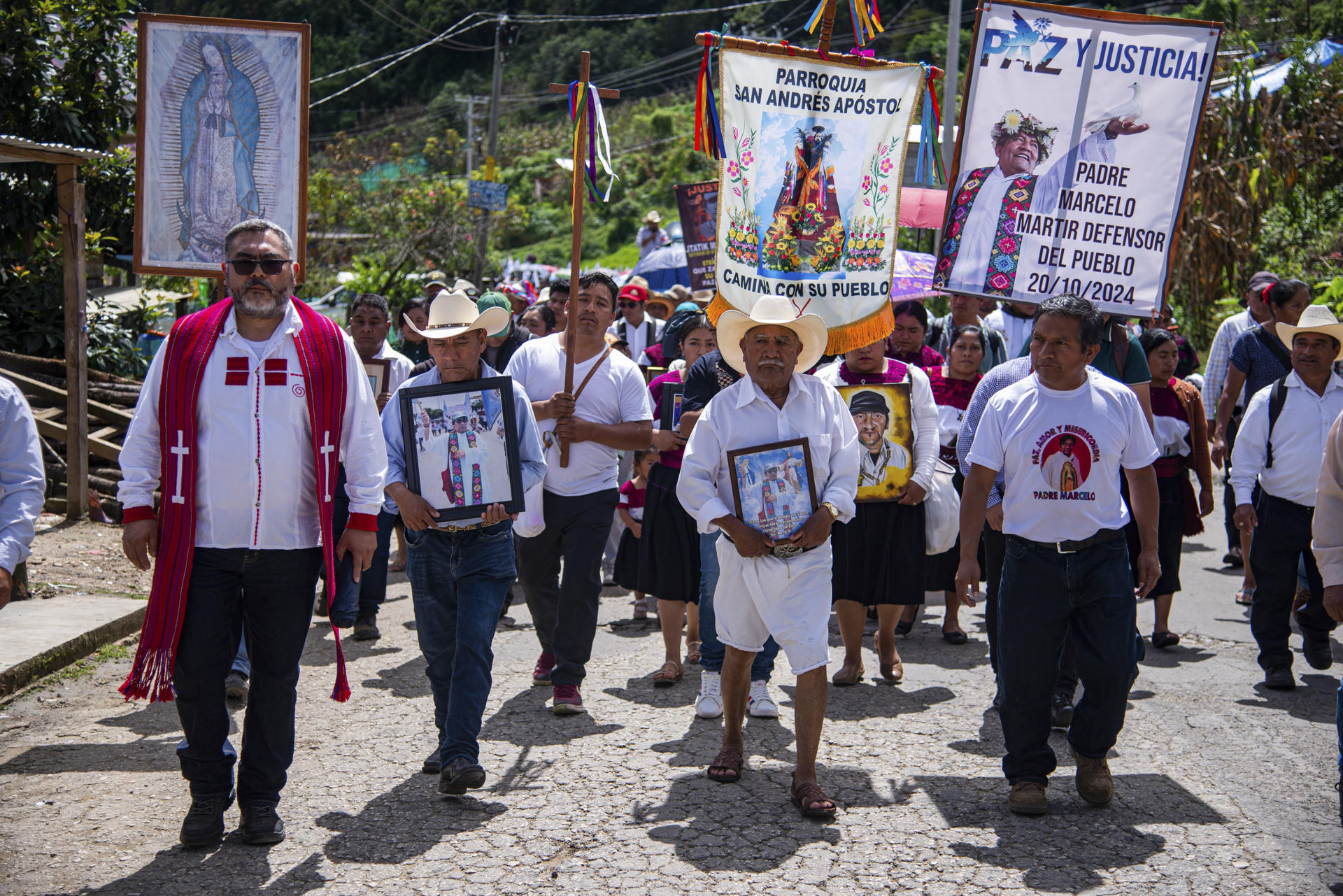 Miles de personas exigen justicia en Chiapas a un año de asesinato del padre Marcelo Pérez Miles de personas exigen justicia en Chiapas a un año de asesinato del padre Marcelo Pérez
