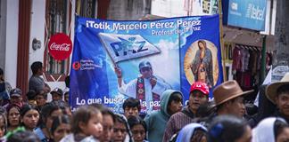 Miles de personas exigen justicia en Chiapas a un año de asesinato del padre Marcelo Pérez