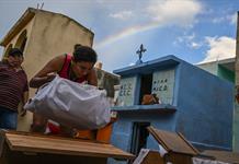 En México, antes del Día de Muertos los difuntos se bañan bajo el sol
