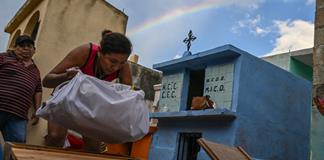 En México, antes del Día de Muertos los difuntos se bañan bajo el sol