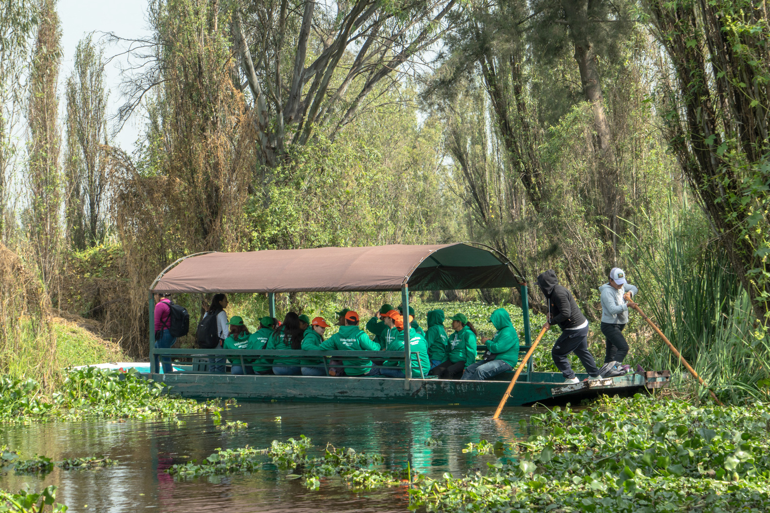 Voluntariado “suma manos” para preservar el medioambiente del emblemático Xochimilco
