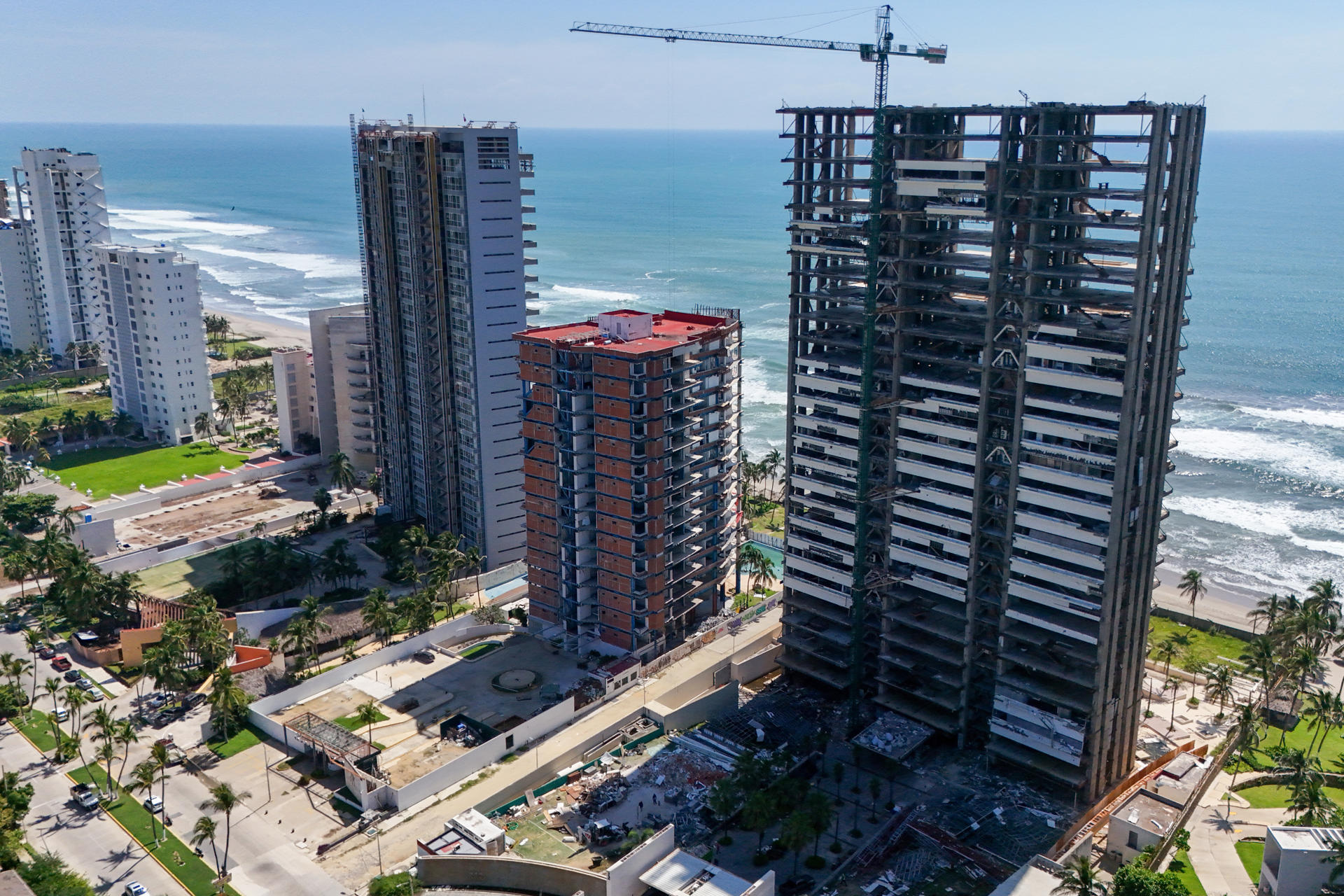Acapulco lucha por ponerse en pie tras el embate de huracanes y una ola de inseguridad Acapulco lucha por ponerse en pie tras el embate de huracanes y una ola de inseguridad
