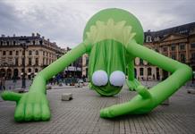 La rana René busca tranquilizar en la feria Art Basel de París tras robo en el Louvre
