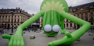 La rana René busca tranquilizar en la feria Art Basel de París tras robo en el Louvre