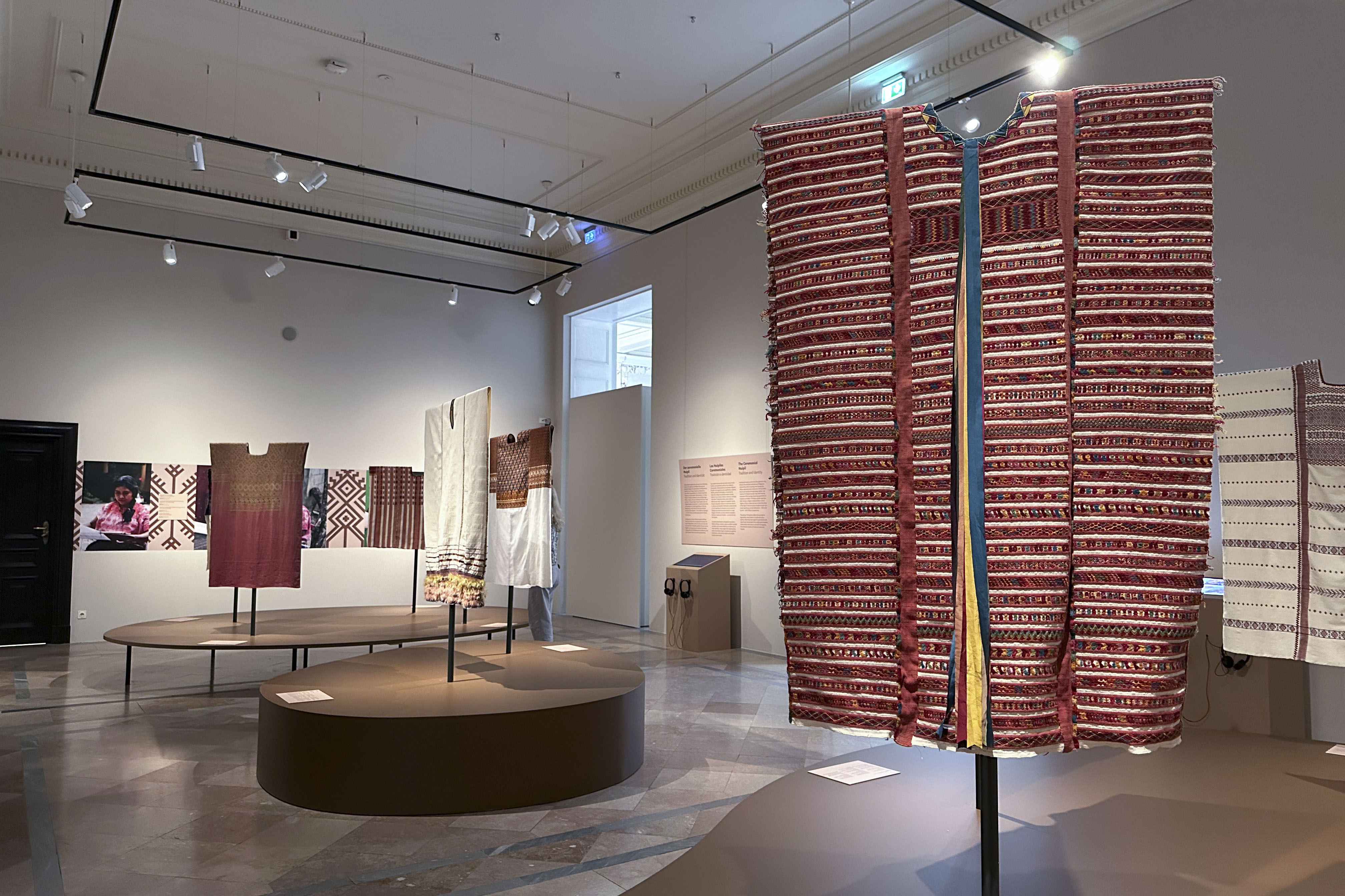 Tintes naturales y huipiles: el arte indígena mexicano brilla en Viena Tintes naturales y huipiles: el arte indígena mexicano brilla en Viena