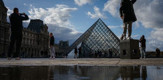 La presidenta del Louvre se compromete a modernizar el museo