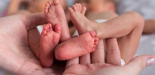 Mamás lesbianas pudieron registrar a sus gemelos en el Registro Civil de El Salto