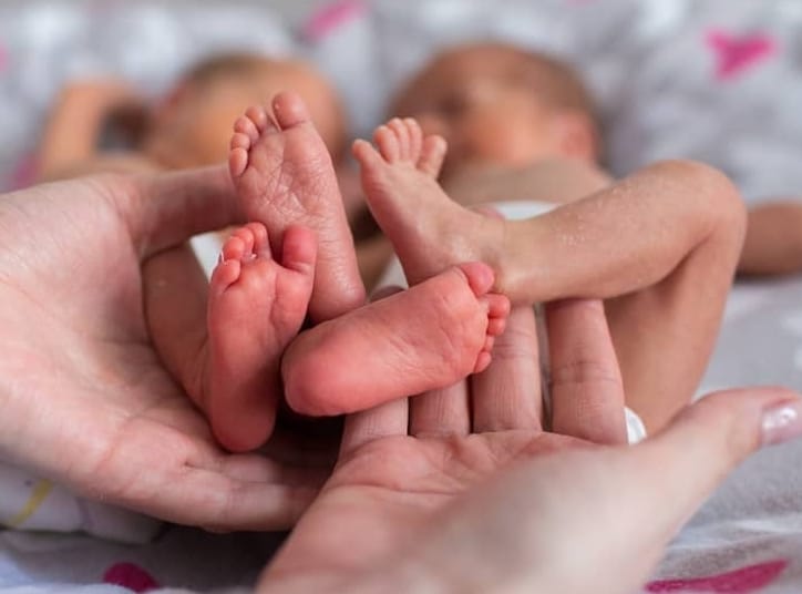 Mamás lesbianas pudieron registrar a sus gemelos en el Registro Civil de El Salto