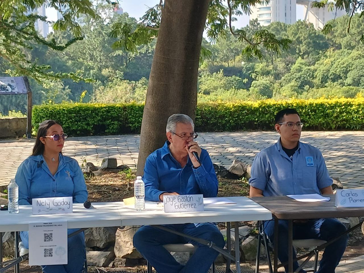 Denuncian vecinos y activistas obras del SIAPA en Colomos III Denuncian vecinos y activistas obras del SIAPA en Colomos III