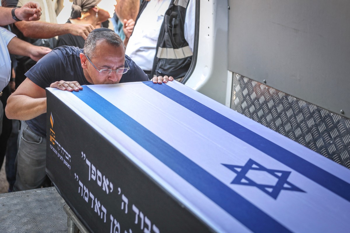 Israel recibe a través de la Cruz Roja los cuerpos de dos rehenes en Gaza Israel recibe a través de la Cruz Roja los cuerpos de dos rehenes en Gaza