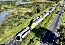 Productores y agricultores mexicanos bloquean carreteras para pedir precio justo del maíz Productores y agricultores mexicanos bloquean carreteras para pedir precio justo del maíz