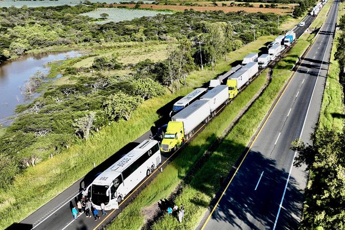 Productores y agricultores mexicanos bloquean carreteras para pedir precio justo del maíz Productores y agricultores mexicanos bloquean carreteras para pedir precio justo del maíz
