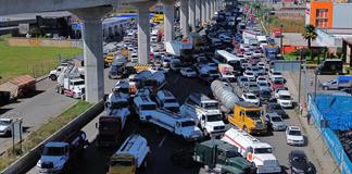 Operadores de pipas de agua bloquean calles en Estado de México tras intervención de tomas y pozos