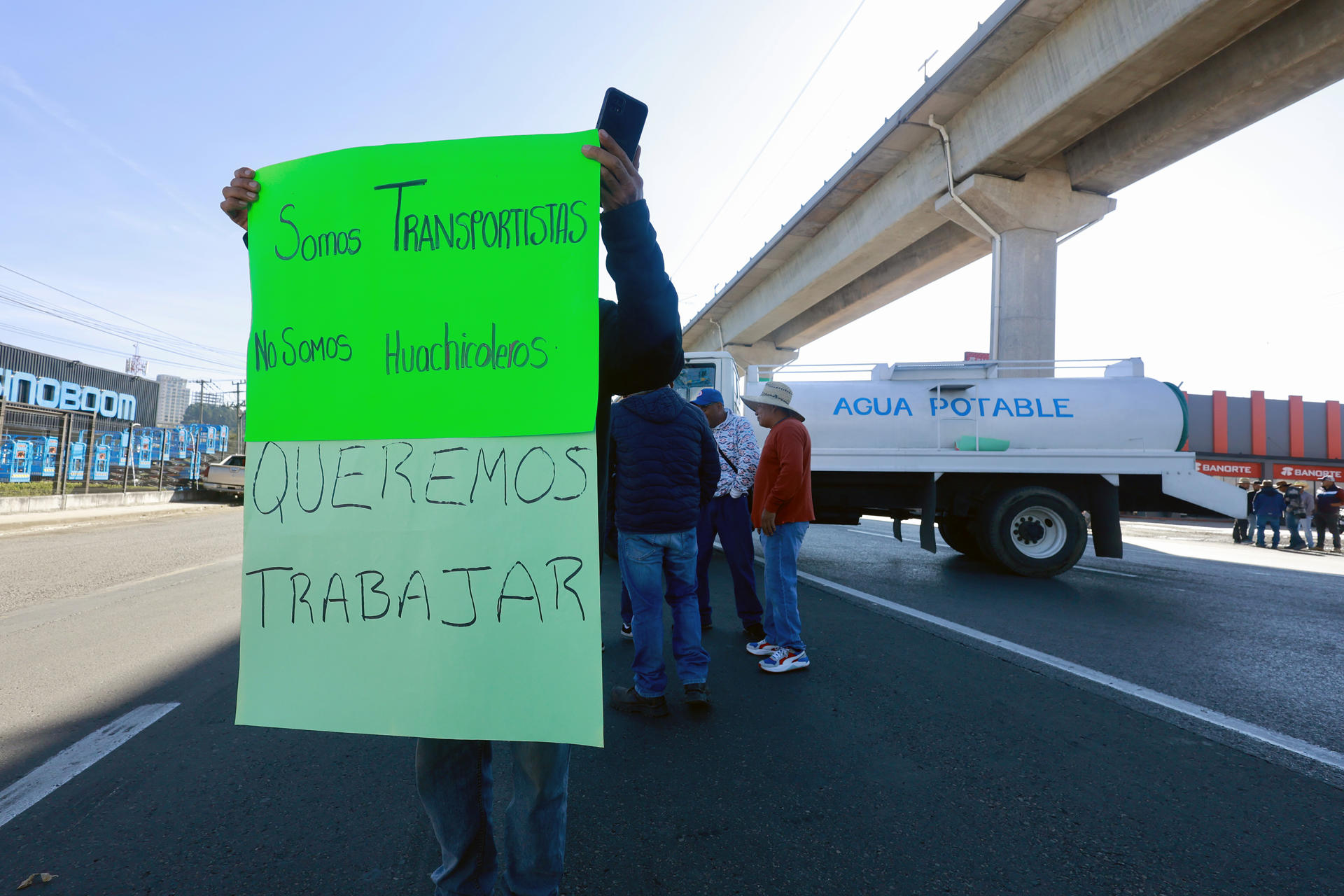 Operadores de pipas de agua bloquean calles en Estado de México tras intervención de tomas y pozos Operadores de pipas de agua bloquean calles en Estado de México tras intervención de tomas y pozos