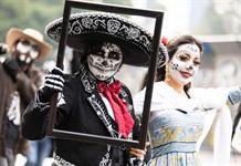 Algarabía, color y tradición llenan las calles de Ciudad de México en honor a sus muertos Algarabía, color y tradición llenan las calles de Ciudad de México en honor a sus muertos