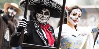 Algarabía, color y tradición llenan las calles de Ciudad de México en honor a sus muertos