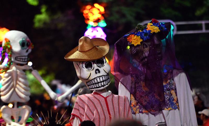 Algarabía, color y tradición llenan las calles de Ciudad de México en honor a sus muertos