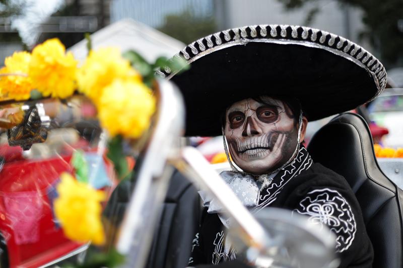 Algarabía, color y tradición llenan las calles de Ciudad de México en honor a sus muertos