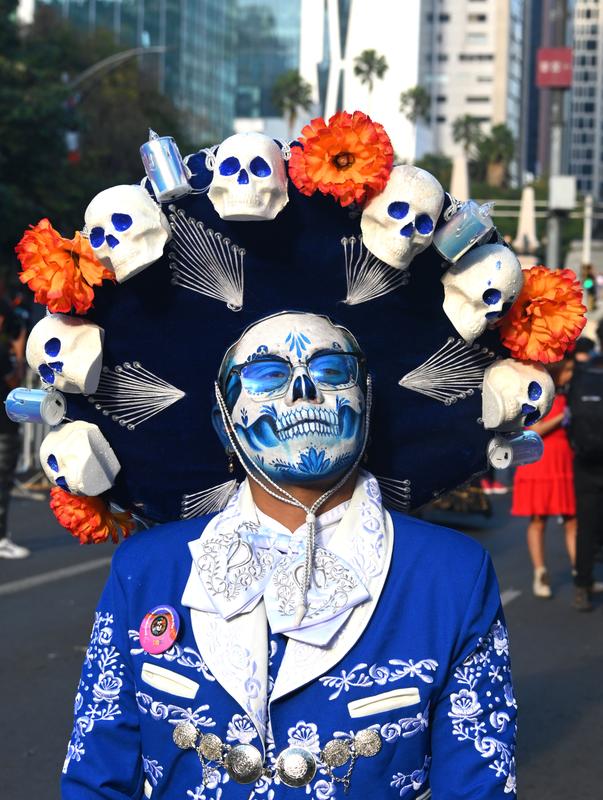 Algarabía, color y tradición llenan las calles de Ciudad de México en honor a sus muertos