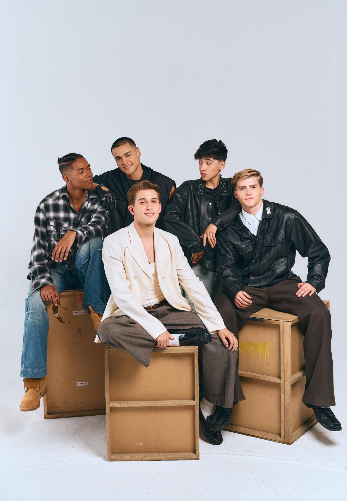 Santos Bravos, la primera boy band latina hecha con la metodología K-pop Santos Bravos, la primera boy band latina hecha con la metodología K-pop