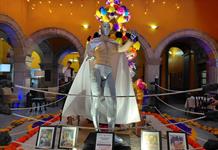 Hotel Morales dedica su altar de Día de Muertos a “El Santo”, ícono del cine mexicano Hotel Morales dedica su altar de Día de Muertos a “El Santo”, ícono del cine mexicano