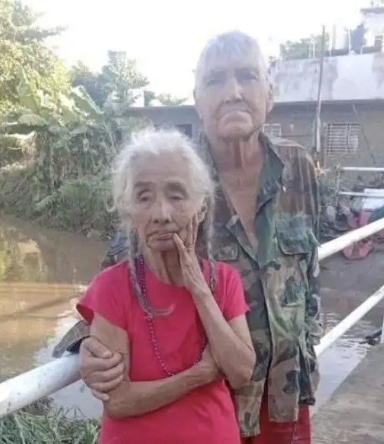 Muere abuelita que sobrevivió abrazada a su esposo en las inundaciones en México Muere abuelita que sobrevivió abrazada a su esposo en las inundaciones en México