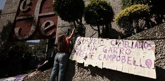 Escritoras y feministas mexicanas exigen la renuncia de Taibo II con horribles poemas