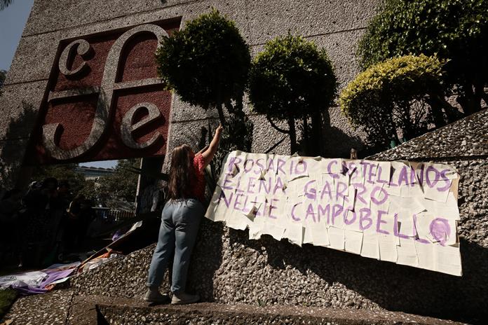 Escritoras y feministas mexicanas exigen la renuncia de Taibo II con horribles poemas Escritoras y feministas mexicanas exigen la renuncia de Taibo II con horribles poemas