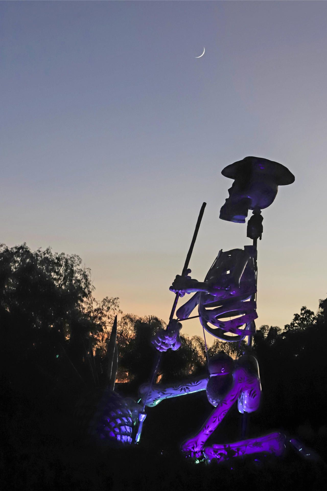 Con calaveras monumentales honran a la muerte en el centro de México