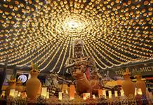 Con calaveras monumentales honran a la muerte en el centro de México