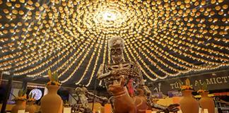 Con calaveras monumentales honran a la muerte en el centro de México