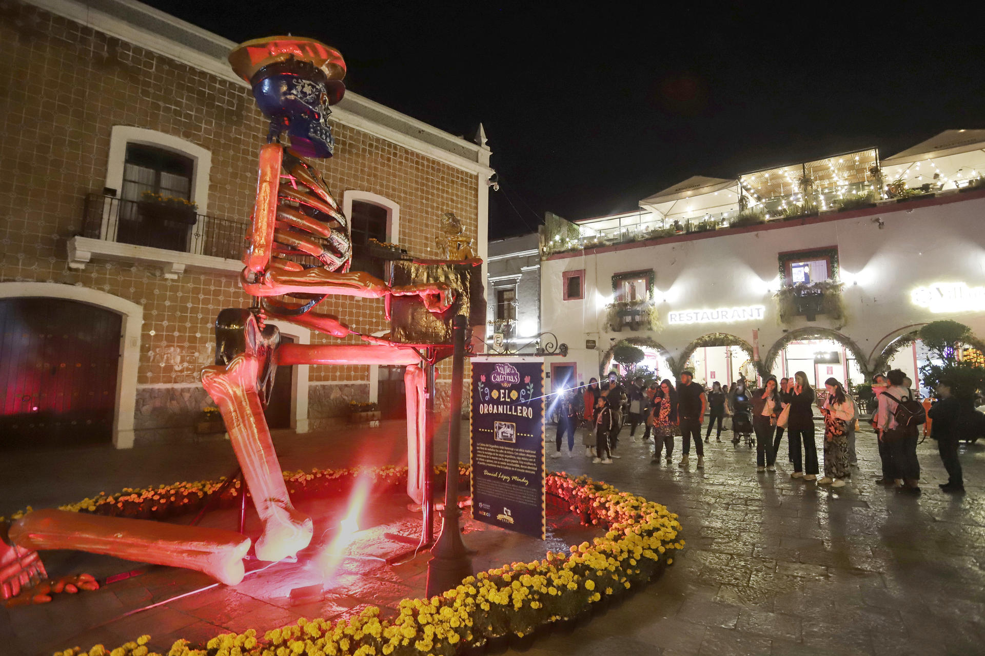 Con calaveras monumentales honran a la muerte en el centro de México