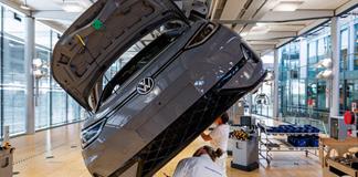 La crisis del coche eléctrico y los aranceles hunden las ganancias de Volkswagen La crisis del coche eléctrico y los aranceles hunden las ganancias de Volkswagen