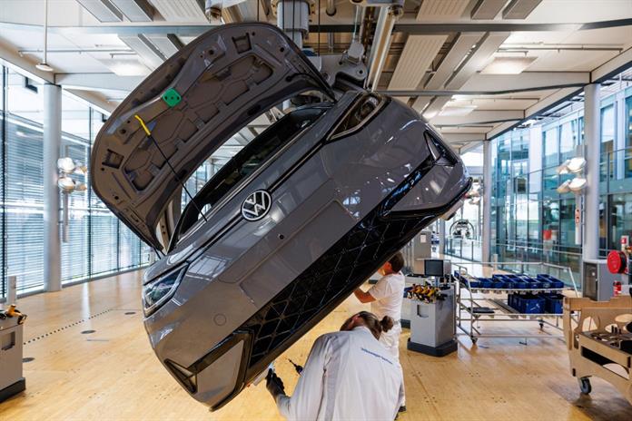 La crisis del coche eléctrico y los aranceles hunden las ganancias de Volkswagen La crisis del coche eléctrico y los aranceles hunden las ganancias de Volkswagen