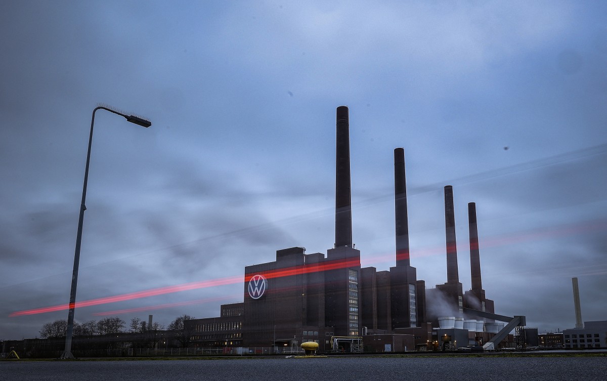 La crisis del coche eléctrico y los aranceles hunden las ganancias de Volkswagen La crisis del coche eléctrico y los aranceles hunden las ganancias de Volkswagen