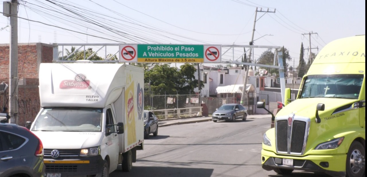 Vecinos de Olivos II acusan sabotaje contra los arcos que frenan el paso de tráileres