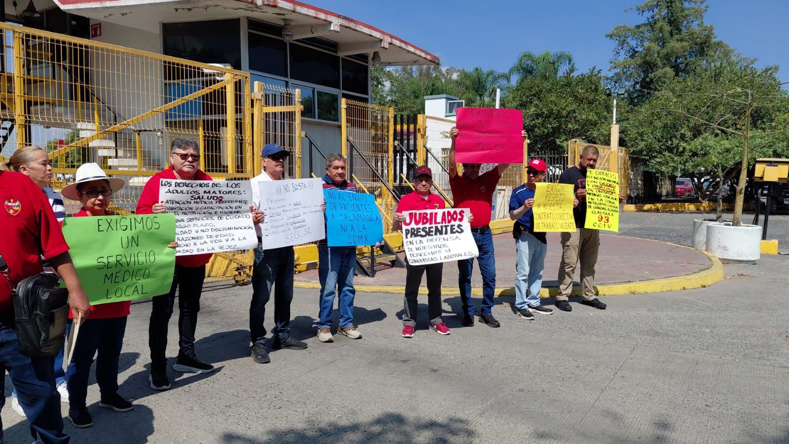 Jubilados de Pemex toman instalaciones en Zapopan por falta de medicamentos y atención médica