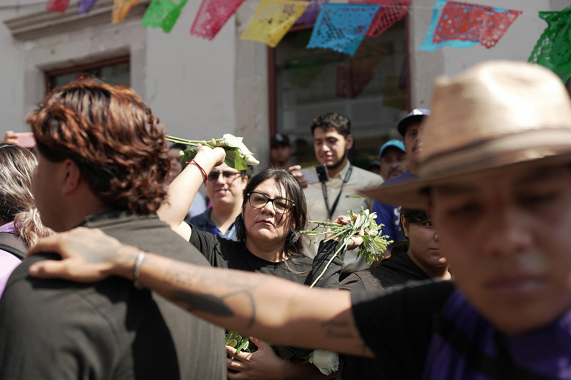 Claman justicia por asesinato de alcalde Carlos Manzo y exigen renuncia de Claudia Sheinbaum
