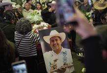 Claman justicia por asesinato de alcalde Carlos Manzo y exigen renuncia de Claudia Sheinbaum