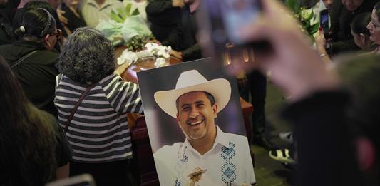 Claman justicia por asesinato de alcalde Carlos Manzo y exigen renuncia de Claudia Sheinbaum