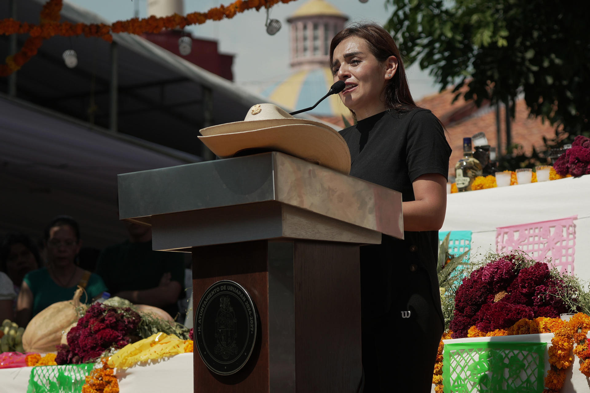 Claman justicia por asesinato de alcalde Carlos Manzo y exigen renuncia de Claudia Sheinbaum